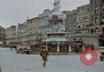 Immagine di Prigionieri tedeschi essendo assemblati in Town Square Linz AUSTRIA, 1945, secondo 20 filmato di repertorio 65675070991