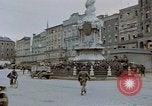 Immagine di Prigionieri tedeschi essendo assemblati in Town Square Linz AUSTRIA, 1945, secondo 21 filmato di repertorio 65675070991