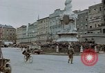 Immagine di Prigionieri tedeschi essendo assemblati in Town Square Linz AUSTRIA, 1945, secondo 22 filmato di repertorio 65675070991