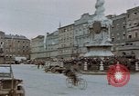 Immagine di Prigionieri tedeschi essendo assemblati in Town Square Linz AUSTRIA, 1945, secondo 23 filmato di repertorio 65675070991