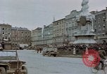 Immagine di Prigionieri tedeschi essendo assemblati in Town Square Linz AUSTRIA, 1945, secondo 24 filmato di repertorio 65675070991