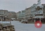 Immagine di Prigionieri tedeschi essendo assemblati in Town Square Linz AUSTRIA, 1945, secondo 25 filmato di repertorio 65675070991
