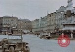 Immagine di Prigionieri tedeschi essendo assemblati in Town Square Linz AUSTRIA, 1945, secondo 26 filmato di repertorio 65675070991
