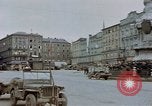Immagine di Prigionieri tedeschi essendo assemblati in Town Square Linz AUSTRIA, 1945, secondo 27 filmato di repertorio 65675070991