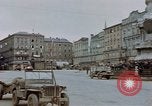 Immagine di Prigionieri tedeschi essendo assemblati in Town Square Linz AUSTRIA, 1945, secondo 28 filmato di repertorio 65675070991