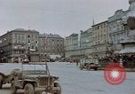 Immagine di Prigionieri tedeschi essendo assemblati in Town Square Linz AUSTRIA, 1945, secondo 29 filmato di repertorio 65675070991