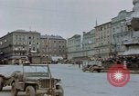 Immagine di Prigionieri tedeschi essendo assemblati in Town Square Linz AUSTRIA, 1945, secondo 30 filmato di repertorio 65675070991