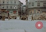 Immagine di Prigionieri tedeschi essendo assemblati in Town Square Linz AUSTRIA, 1945, secondo 32 filmato di repertorio 65675070991