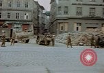 Immagine di Prigionieri tedeschi essendo assemblati in Town Square Linz AUSTRIA, 1945, secondo 33 filmato di repertorio 65675070991
