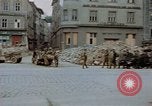 Immagine di Prigionieri tedeschi essendo assemblati in Town Square Linz AUSTRIA, 1945, secondo 34 filmato di repertorio 65675070991