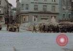 Immagine di Prigionieri tedeschi essendo assemblati in Town Square Linz AUSTRIA, 1945, secondo 35 filmato di repertorio 65675070991