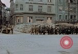 Immagine di Prigionieri tedeschi essendo assemblati in Town Square Linz AUSTRIA, 1945, secondo 36 filmato di repertorio 65675070991