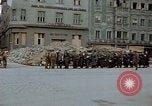 Immagine di Prigionieri tedeschi essendo assemblati in Town Square Linz AUSTRIA, 1945, secondo 37 filmato di repertorio 65675070991