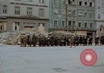 Immagine di Prigionieri tedeschi essendo assemblati in Town Square Linz AUSTRIA, 1945, secondo 38 filmato di repertorio 65675070991