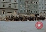 Immagine di Prigionieri tedeschi essendo assemblati in Town Square Linz AUSTRIA, 1945, secondo 39 filmato di repertorio 65675070991