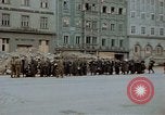 Immagine di Prigionieri tedeschi essendo assemblati in Town Square Linz AUSTRIA, 1945, secondo 40 filmato di repertorio 65675070991