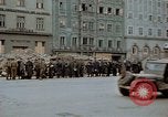 Immagine di Prigionieri tedeschi essendo assemblati in Town Square Linz AUSTRIA, 1945, secondo 41 filmato di repertorio 65675070991