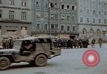 Immagine di Prigionieri tedeschi essendo assemblati in Town Square Linz AUSTRIA, 1945, secondo 42 filmato di repertorio 65675070991