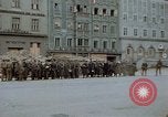Immagine di Prigionieri tedeschi essendo assemblati in Town Square Linz AUSTRIA, 1945, secondo 43 filmato di repertorio 65675070991