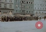 Immagine di Prigionieri tedeschi essendo assemblati in Town Square Linz AUSTRIA, 1945, secondo 44 filmato di repertorio 65675070991
