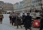 Immagine di Prigionieri tedeschi essendo assemblati in Town Square Linz AUSTRIA, 1945, secondo 45 filmato di repertorio 65675070991