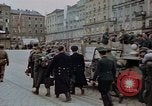 Immagine di Prigionieri tedeschi essendo assemblati in Town Square Linz AUSTRIA, 1945, secondo 46 filmato di repertorio 65675070991