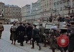 Immagine di Prigionieri tedeschi essendo assemblati in Town Square Linz AUSTRIA, 1945, secondo 47 filmato di repertorio 65675070991