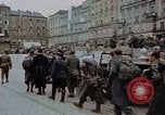 Immagine di Prigionieri tedeschi essendo assemblati in Town Square Linz AUSTRIA, 1945, secondo 48 filmato di repertorio 65675070991