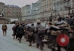 Immagine di Prigionieri tedeschi essendo assemblati in Town Square Linz AUSTRIA, 1945, secondo 49 filmato di repertorio 65675070991