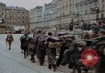 Immagine di Prigionieri tedeschi essendo assemblati in Town Square Linz AUSTRIA, 1945, secondo 50 filmato di repertorio 65675070991