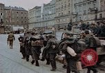 Immagine di Prigionieri tedeschi essendo assemblati in Town Square Linz AUSTRIA, 1945, secondo 51 filmato di repertorio 65675070991