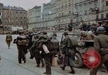 Immagine di Prigionieri tedeschi essendo assemblati in Town Square Linz AUSTRIA, 1945, secondo 52 filmato di repertorio 65675070991