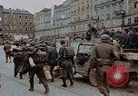 Immagine di Prigionieri tedeschi essendo assemblati in Town Square Linz AUSTRIA, 1945, secondo 53 filmato di repertorio 65675070991