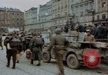Immagine di Prigionieri tedeschi essendo assemblati in Town Square Linz AUSTRIA, 1945, secondo 54 filmato di repertorio 65675070991
