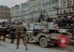 Immagine di Prigionieri tedeschi essendo assemblati in Town Square Linz AUSTRIA, 1945, secondo 55 filmato di repertorio 65675070991