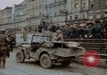 Immagine di Prigionieri tedeschi essendo assemblati in Town Square Linz AUSTRIA, 1945, secondo 56 filmato di repertorio 65675070991
