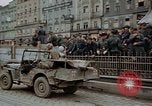 Immagine di Prigionieri tedeschi essendo assemblati in Town Square Linz AUSTRIA, 1945, secondo 57 filmato di repertorio 65675070991