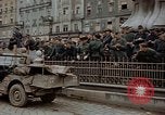 Immagine di Prigionieri tedeschi essendo assemblati in Town Square Linz AUSTRIA, 1945, secondo 58 filmato di repertorio 65675070991