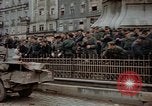 Immagine di Prigionieri tedeschi essendo assemblati in Town Square Linz AUSTRIA, 1945, secondo 59 filmato di repertorio 65675070991