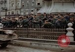 Immagine di Prigionieri tedeschi essendo assemblati in Town Square Linz AUSTRIA, 1945, secondo 60 filmato di repertorio 65675070991