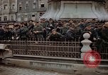 Immagine di Prigionieri tedeschi essendo assemblati in Town Square Linz AUSTRIA, 1945, secondo 61 filmato di repertorio 65675070991