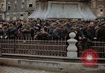 Immagine di Prigionieri tedeschi essendo assemblati in Town Square Linz AUSTRIA, 1945, secondo 62 filmato di repertorio 65675070991