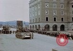 Image Remis les troupes allemandes Linz en Autriche, 1945, de la seconde 35 séquences d'archives historiques vidéo 65675070992