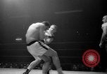 Standbild goldene Handschuhe New York United States USA, 1965, aus Sekunde 27 historischem Filmmaterial Videoclip 65675071000