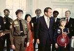 Standbild Pfadfinder treffen Präsident Richard Nixon Washington DC USA, 1974, aus Sekunde 5 historischem Filmmaterial Videoclip 65675071003