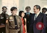 Standbild Pfadfinder treffen Präsident Richard Nixon Washington DC USA, 1974, aus Sekunde 13 historischem Filmmaterial Videoclip 65675071003