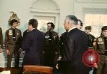 Standbild Pfadfinder treffen Präsident Richard Nixon Washington DC USA, 1974, aus Sekunde 37 historischem Filmmaterial Videoclip 65675071003