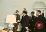 Standbild Pfadfinder treffen Präsident Richard Nixon Washington DC USA, 1974, aus Sekunde 38 historischem Filmmaterial Videoclip 65675071003