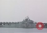 Standbild USS Shangri La Pazifik, 1945, aus Sekunde 28 historischem Filmmaterial Videoclip 65675071026