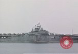 Standbild USS Shangri La Pazifik, 1945, aus Sekunde 30 historischem Filmmaterial Videoclip 65675071026